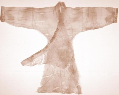 中国の国宝級文化財「曲裾の素紗単衣」、実物初展示