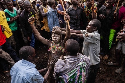 ウガンダ・ギス民族の通過儀礼「インバル」