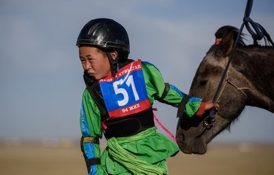 天候に人生を翻弄される少年ジョッキー、モンゴル