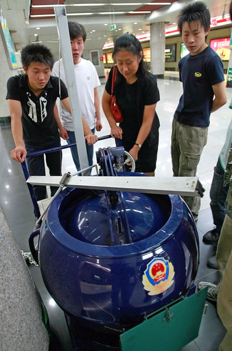 中国武装警察、防爆装置を北京駅構内に設置