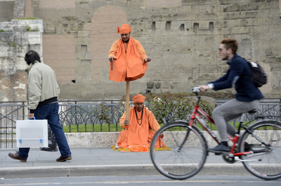 怪力？それともトリック？ 伊ローマの大道芸