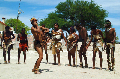 ナミビアの先住民、新天地で「喜びのダンス」