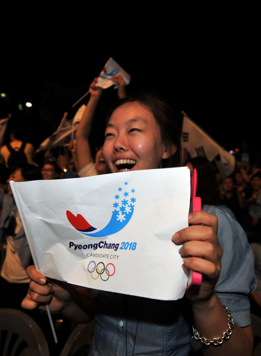 2018年平昌冬季五輪開催決定に沸く韓国の人々