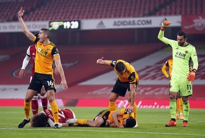 ウルブス、アーセナル破るもエース緊急搬送 相手と頭同士で激突