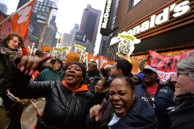 米ファストフード従業員、100都市で賃上げスト