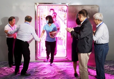 「月面基地」に110日間滞在の学生ら、模擬実験終え姿見せる 中国