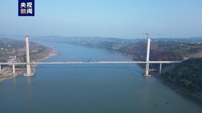 中国四川瀘州の白砂長江大橋が橋げた連結