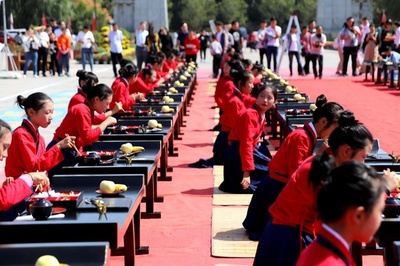 千人で味わう「漢式の宴」 中国・河南