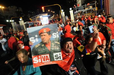 ベネズエラで国民投票、憲法修正で大統領の多選容認