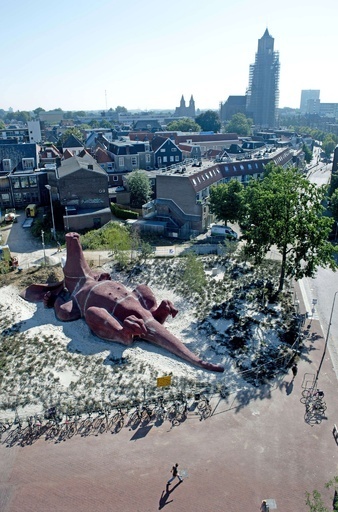 恐竜…ではなくツチブタです、街中に現れた巨大像 オランダ