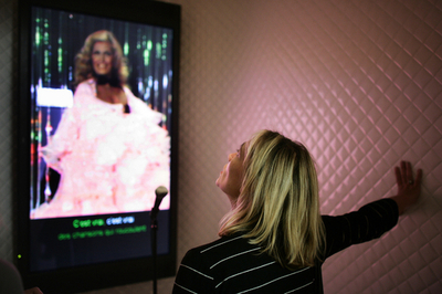 英国人が最も不快だと思う発明品はカラオケ、英政府調査