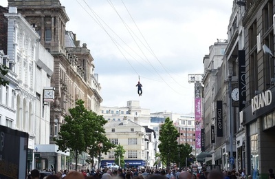 気分は鳥？地上35メートルの空中散歩 英リバプール