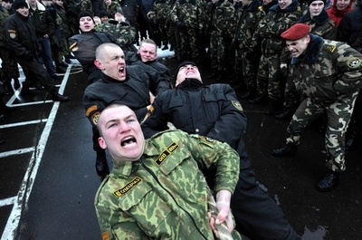 ベラルーシの青年兵、真冬の雪原で勇姿を披露