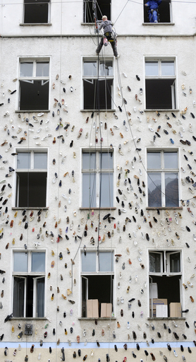 日本人アーティスト、ビルの壁一面に靴の作品　ベルリン