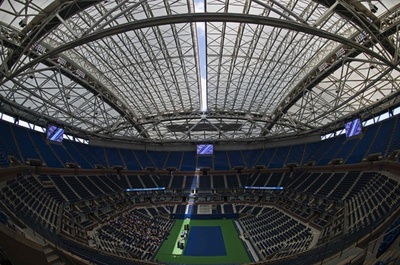 全米OP会場に開閉式の屋根完成、式典ではトラブルも