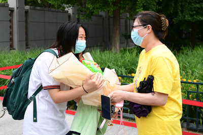 北京市で高校入試が終了 会場前で家族が受験生ねぎらう