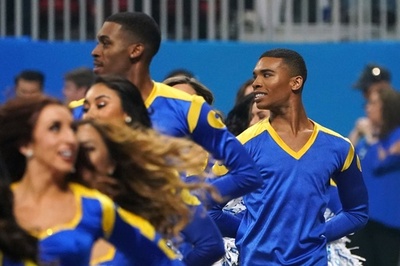 NFLスーパーボウル史上初、2人の男性チアリーダーがパフォーマンス