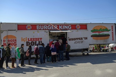 トルコ被災地でハンバーガー配布 かみしめる日常の味