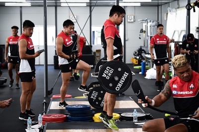 日本代表がジムで汗流す、アイルランド戦を控え ラグビーW杯