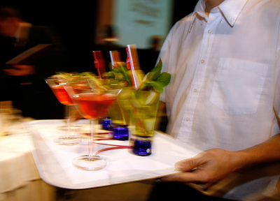 英政務次官、わいせつメッセージ送付で辞任 3週間で2000回超