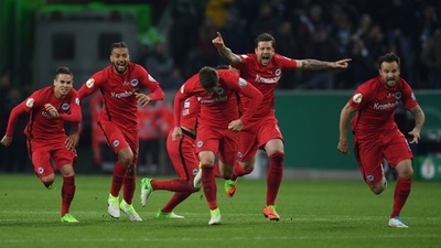 フランクフルトがドイツ杯決勝へ、ボルシアMGとのPK戦を制す