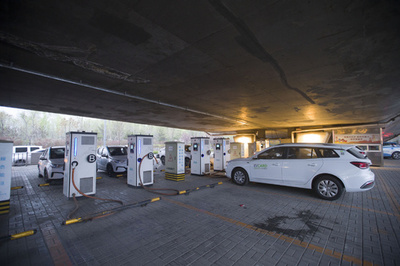 今年中に60万基の充電スタンド増設、EVの普及にアクセル 中国