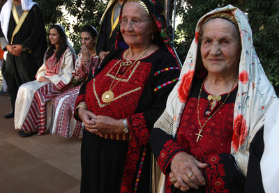 ヨルダン川西岸でパレスチナ民俗祭、伝統的な結婚式を再現