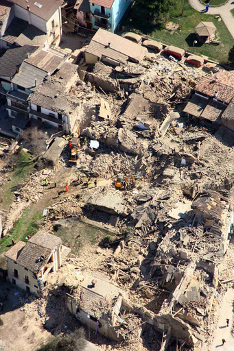 イタリア地震、死者179人に 懸命の救出続く