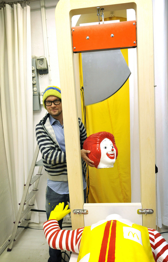 マクドナルドのドナルド像「誘拐」事件、とうとう断頭台で「処刑」