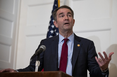 米州知事が学生時代に「人種差別」写真？ 謝罪後、一転否定