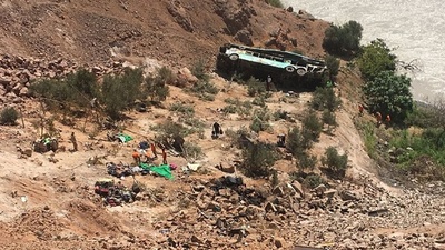 ペルーでまたバス転落、44人死亡