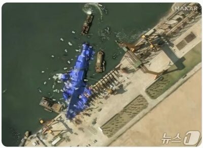 北朝鮮、転覆した新型駆逐艦を「風船」で浮揚？ 専門家「初めて聞く手法」