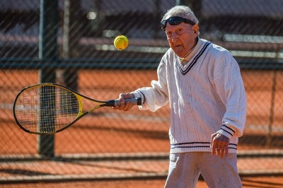 集団虐殺生き延びた100歳男性、今はテニスで人生を満喫