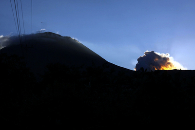ロコン山が噴火、インドネシア・スラウェシ島