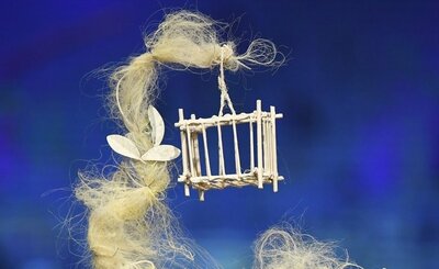 【今日の1枚】鳥はどこへ? 創造の翼広げ…