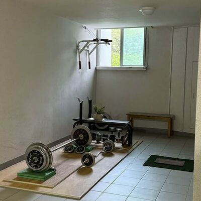 「自分の部屋のつもりか？」マンション廊下にベンチプレスが鎮座…韓国・壁に穴まで開けた“非常識ジム”