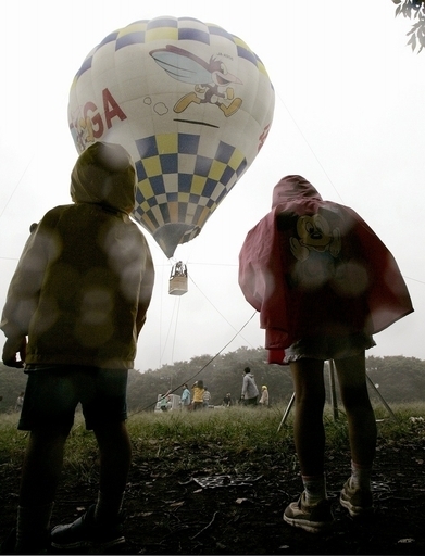 熱気球で不明の神田さん、米沿岸警備隊が捜索打ち切り