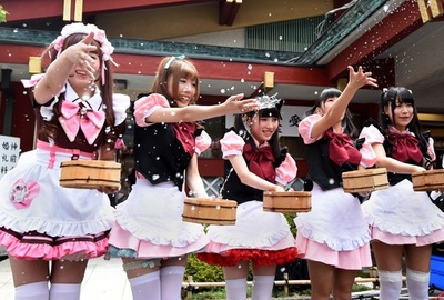 日本を涼しく！ 秋葉原のメイドさんらが打ち水