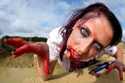 走りとスリルで心臓バクバク、英でゾンビレース