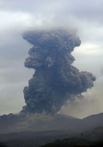 噴火続く新燃岳、農作物に降灰被害も