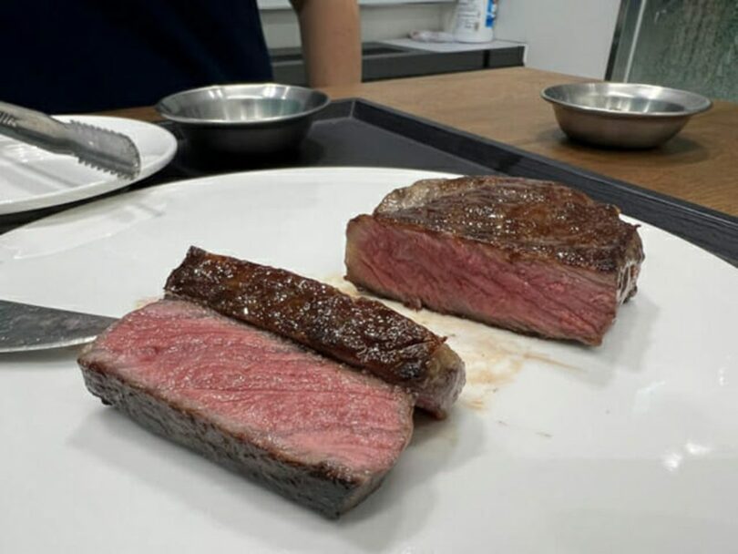 BEYOND HONEYCOMBのグリルXで下焼きされたステーキ(c)KOREA WAVE