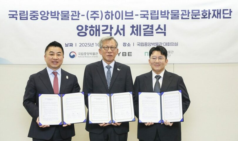 （左から）チョン・ヨンソク国立博物館文化財団社長、ユ・ホンジュン館長、パン・シヒョク議長＝国立中央博物館提供(c)news1