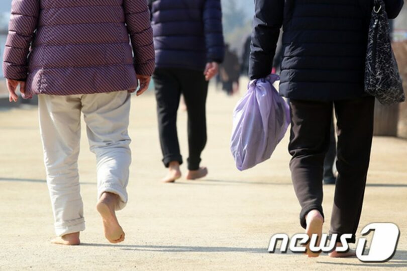 遊歩道を裸足で歩く市民(c)news1