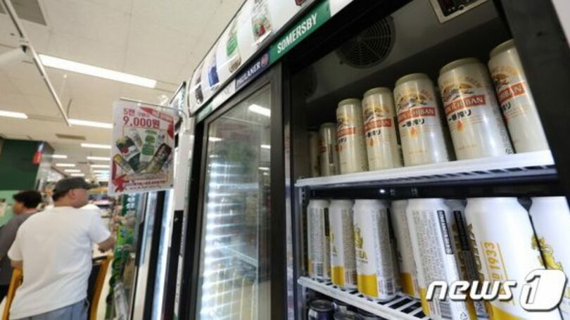 ソウルの大型マートでビールを買う市民(c)news1