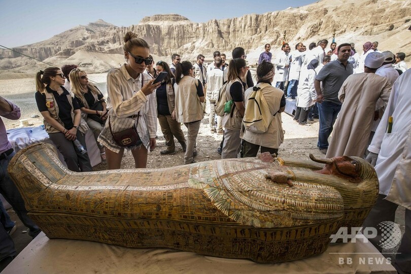 エジプト遺跡でひつぎ30個発掘、3000年を経ても色彩豊か