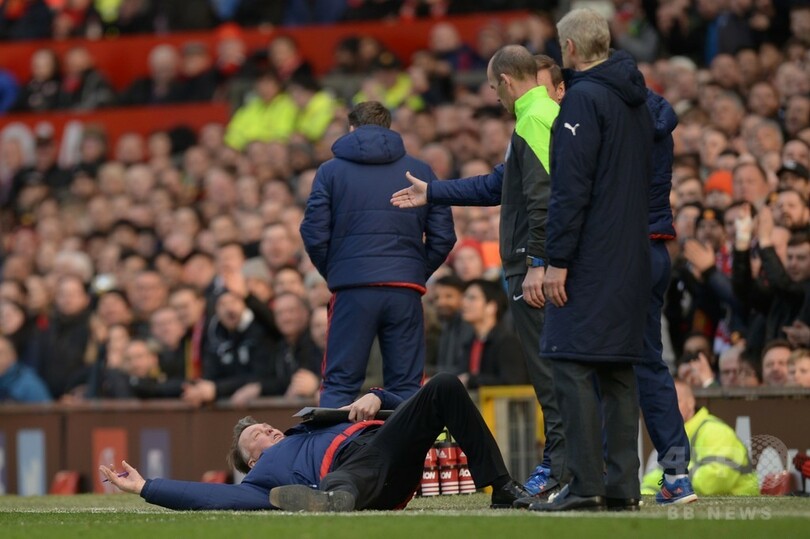 監督のコミカルな演技に大歓声、マンUがアーセナル下す