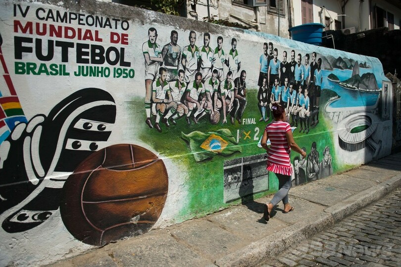 W杯の「功罪」描き出すリオの落書きアート、ブラジル