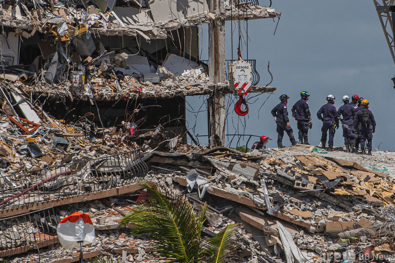 フロリダ集合住宅崩落、死者9人に 懸命の捜索続く