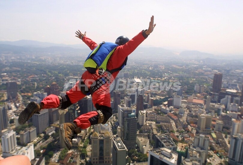 英国でパラシュート無しのスカイダイビングに成功、世界初 写真1枚 国際ニュース：AFPBB News