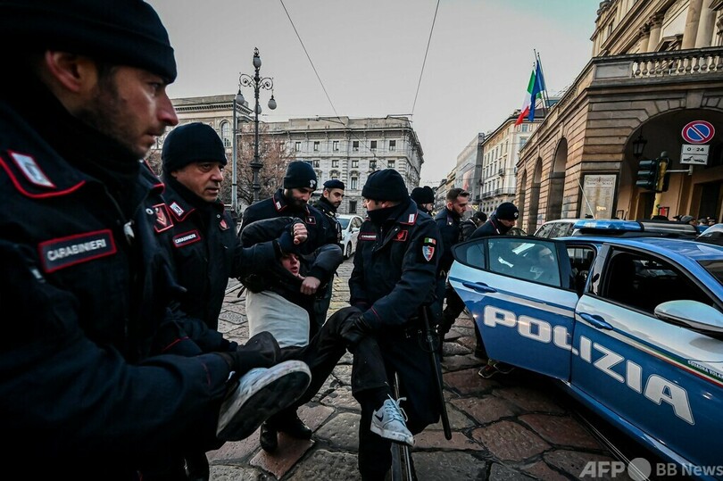 伊スカラ座入り口にペンキ、環境団体が抗議行動